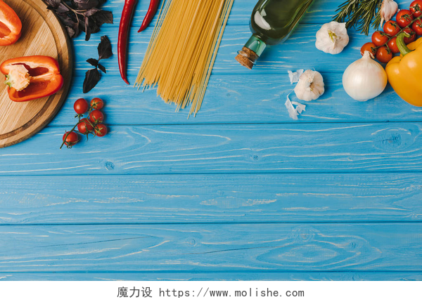 在蓝色木板上的食材和配料在蓝色表面烹调面食的配料的顶级视图